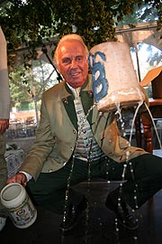Günter Steinberg und der "undichte" Breznkrug  (Foto: Martin Schmitz)
